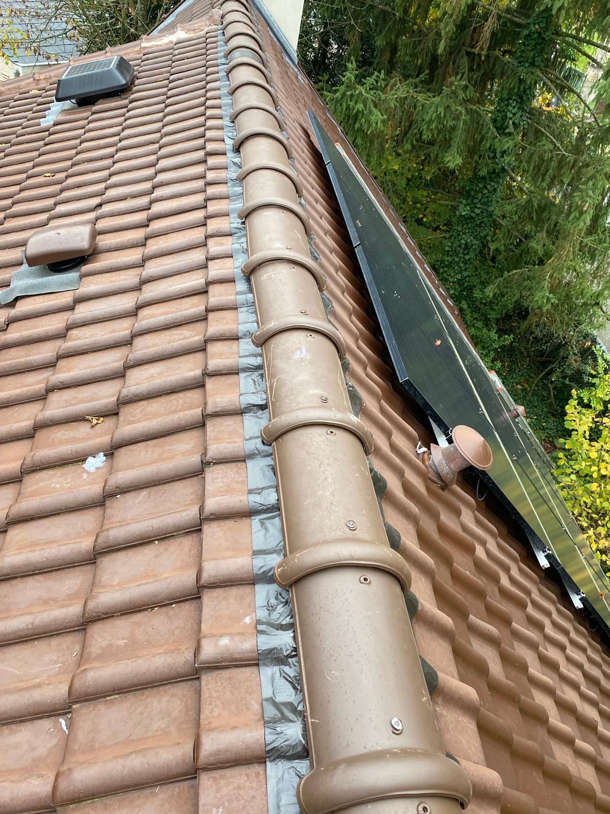 Faîtage fixé et raccords sur toiture en tuiles