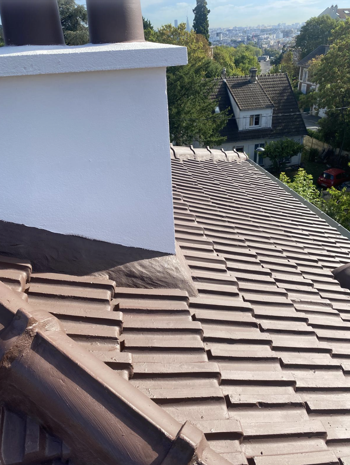 Cheminée et tuiles rénovées, finition soignée