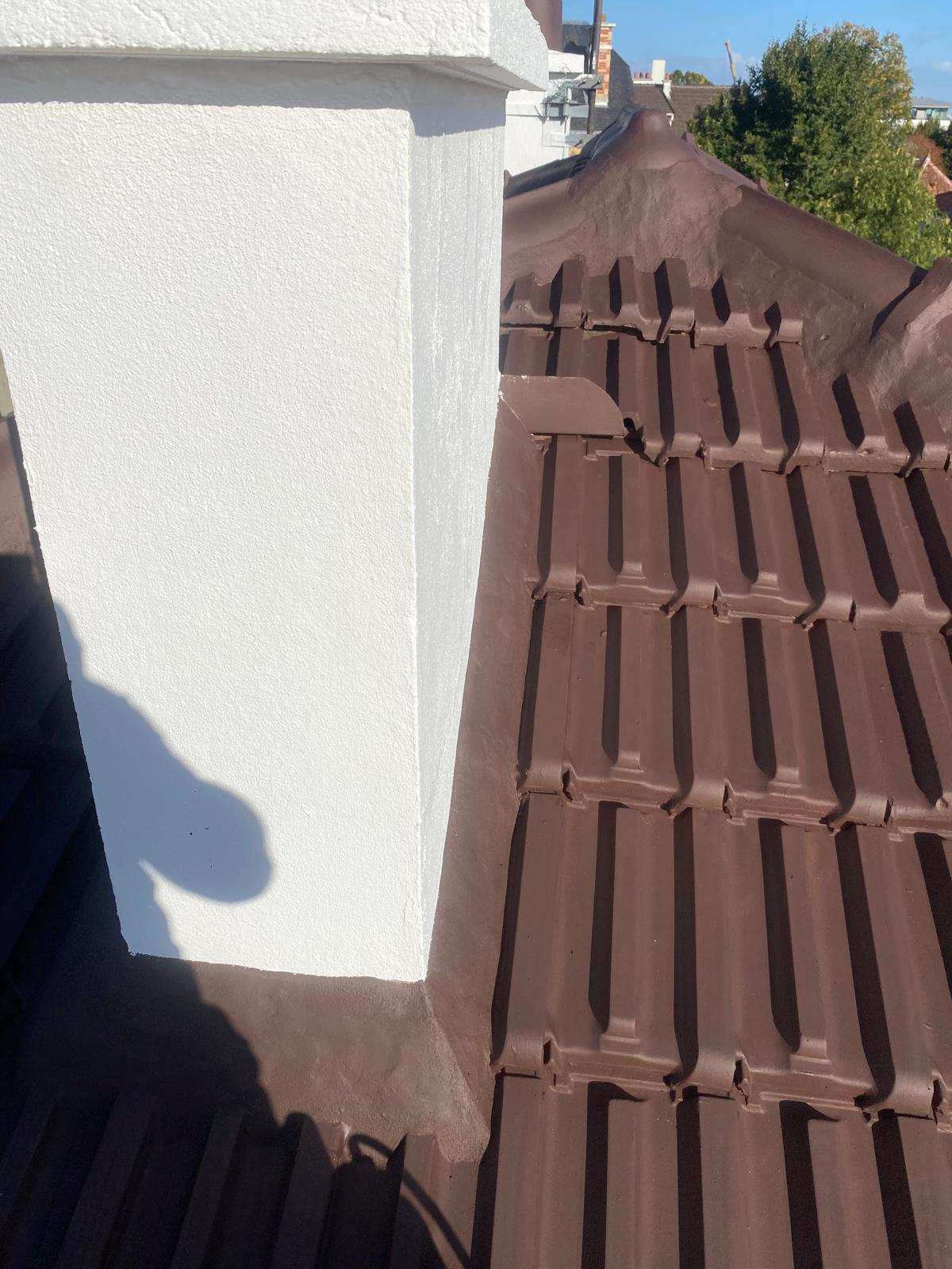 Cheminée blanche et raccord à la toiture