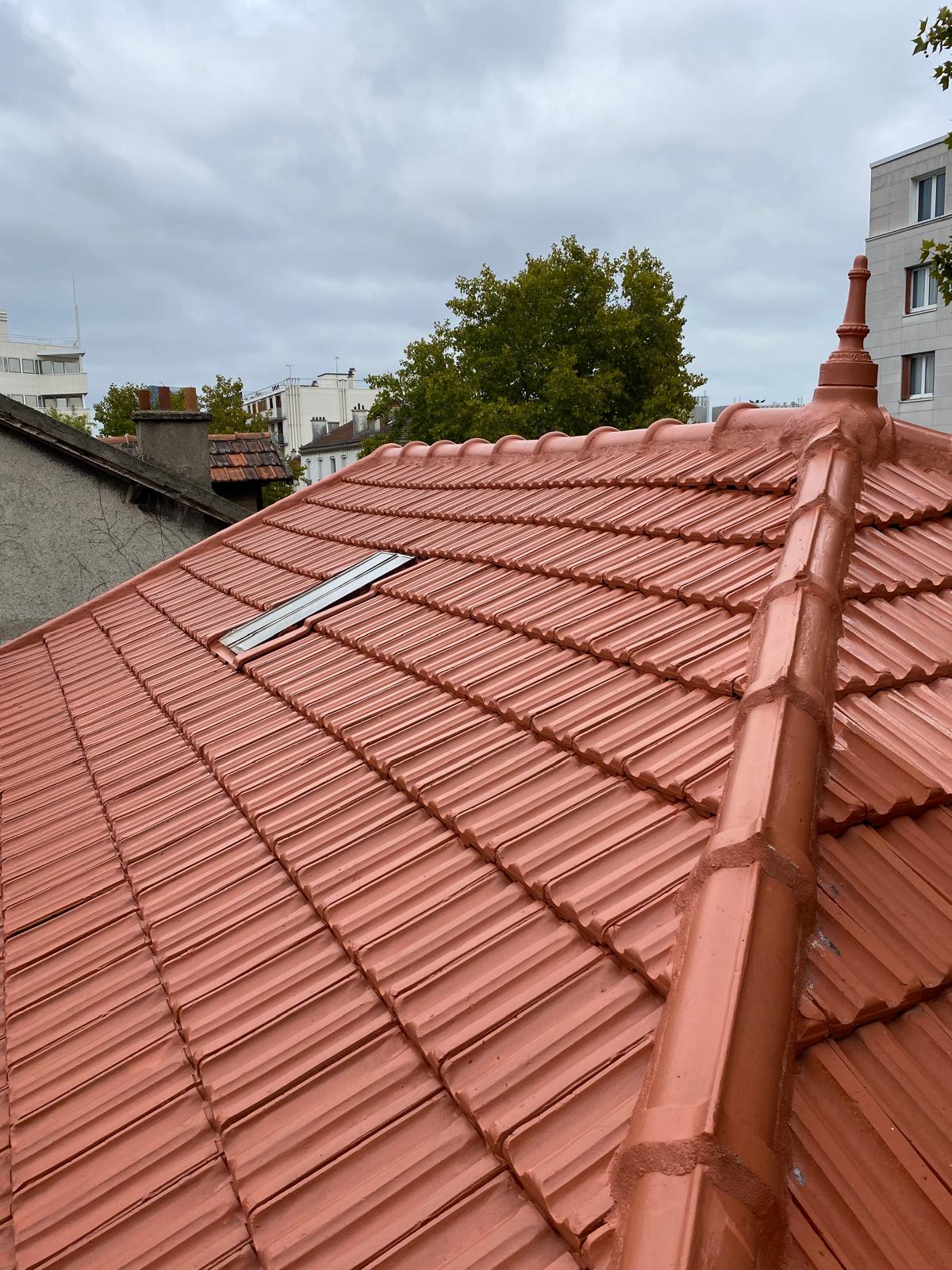 Toiture terracotta, arêtiers et épi de faîtage