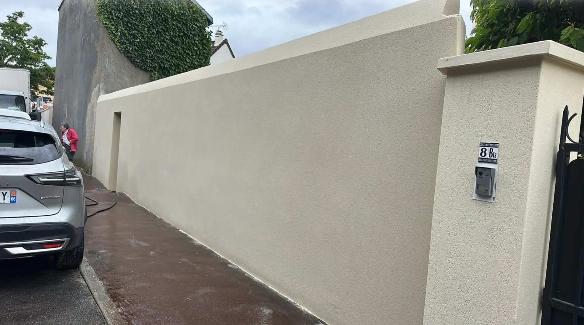 Mur d'enceinte enduit et fini